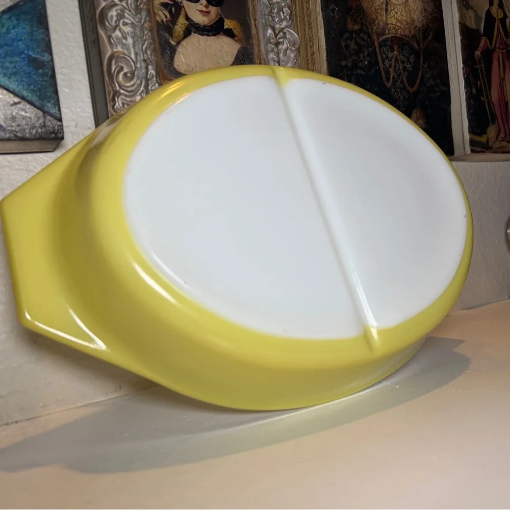Vintage Pyrex Yellow 1 1/2 QT Divided‎ Casserole Baking Dish